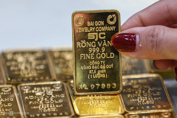 Gi&aacute; v&agrave;ng SJC tiếp tục "giảm cắm đầu" về mức 161 triệu đồng/lượng - Ảnh 1.