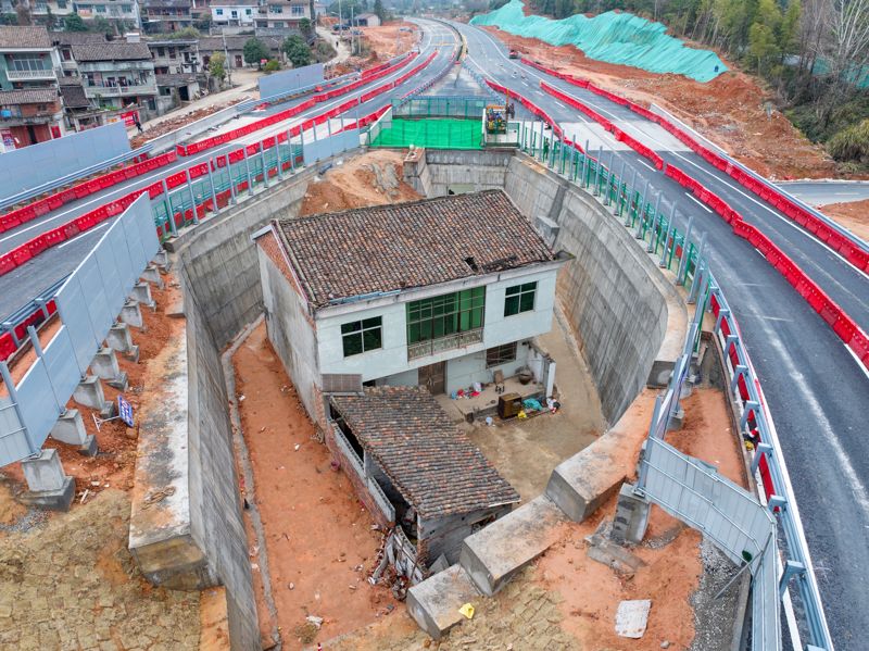 Gia đ&igrave;nh từ chối đền b&ugrave; 6 tỷ, ng&ocirc;i nh&agrave; nằm giữa cao tốc - Ảnh 1.