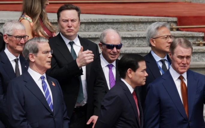 Đến Trung Quốc c&ugrave;ng &ocirc;ng Trump, CEO Nvidia Jensen Huang kh&ocirc;ng qu&ecirc;n l&agrave;m một điều y hệt hồi thăm Việt Nam - Ảnh 3.
