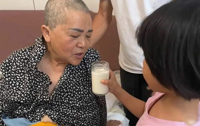 Người mẹ 67 tuổi sinh con nay phải nằm liệt giường, chồng 75 tuổi nu&ocirc;i gia đ&igrave;nh - Ảnh 1.