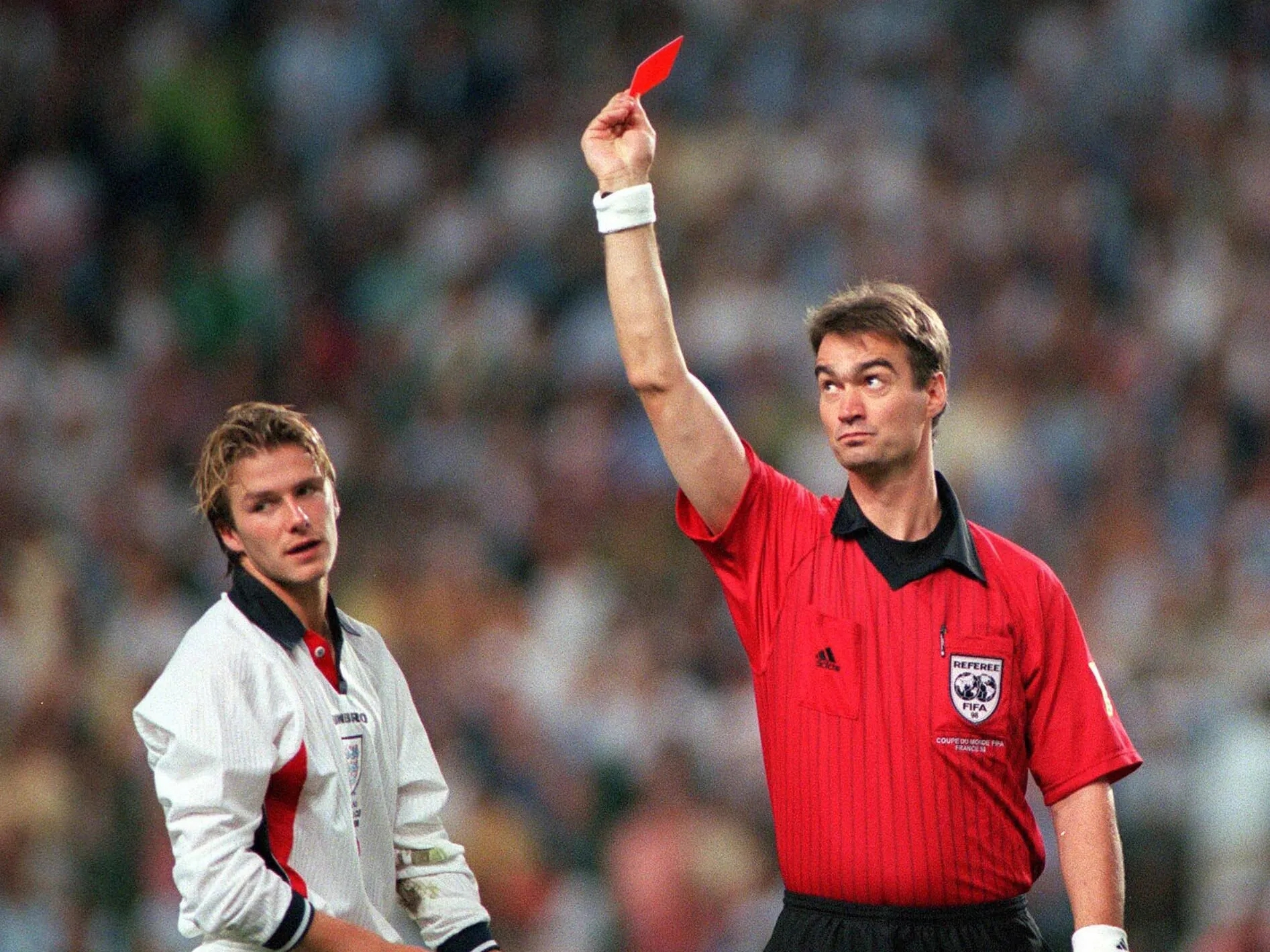 7 tấm thẻ đỏ tranh cãi nhất lịch sử World Cup: Từ nỗi đau Zidane đến cái nháy mắt "quỷ quyệt" của Ronaldo - Ảnh 3. 7 tấm thẻ đỏ tranh cãi nhất lịch sử World Cup: Từ nỗi đau Zidane đến cái nháy mắt "quỷ quyệt" của Ronaldo - Ảnh 3.