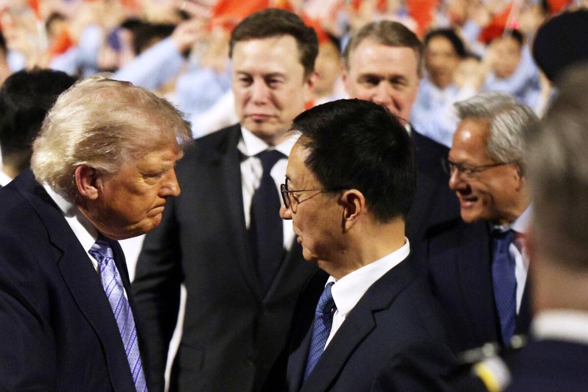Elon Musk v&agrave; Jensen Huang gặp gỡ tại Trung Quốc nhưng kh&ocirc;ng đạt được thỏa thuận lớn - Ảnh 2.
