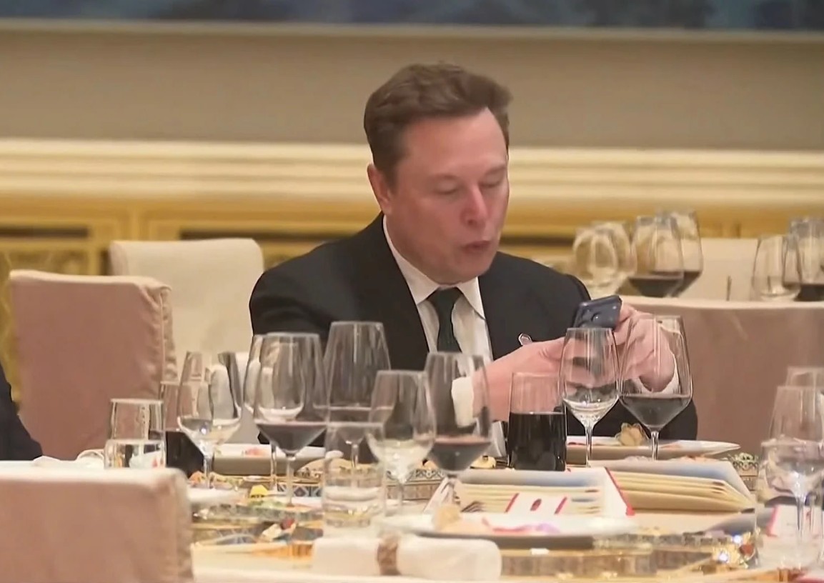 Tỷ ph&uacute; Elon Musk sử dụng điện thoại g&igrave; trong chuyến thăm Trung Quốc 2026? - Ảnh 1.