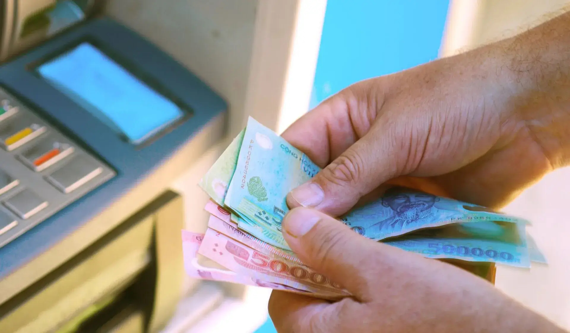 Trường hợp bị phong tỏa t&agrave;i khoản ng&acirc;n h&agrave;ng, phạt tới 500 triệu khi nhận v&agrave; chuyển tiền - Ảnh 1.