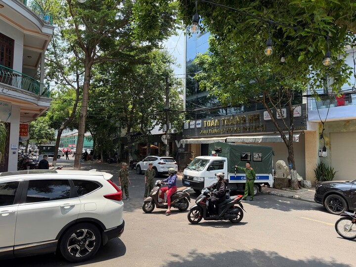 Nam thanh ni&ecirc;n cầm dao cố thủ 2 ng&agrave;y trong qu&aacute;n c&agrave; ph&ecirc; ở Bu&ocirc;n Ma Thuột - Ảnh 1.