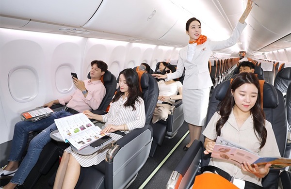 H&atilde;ng h&agrave;ng kh&ocirc;ng cho loạt tiếp vi&ecirc;n nghỉ kh&ocirc;ng lương, cắt gần 200 chuyến bay quốc tế trong 2 th&aacute;ng - Ảnh 2.