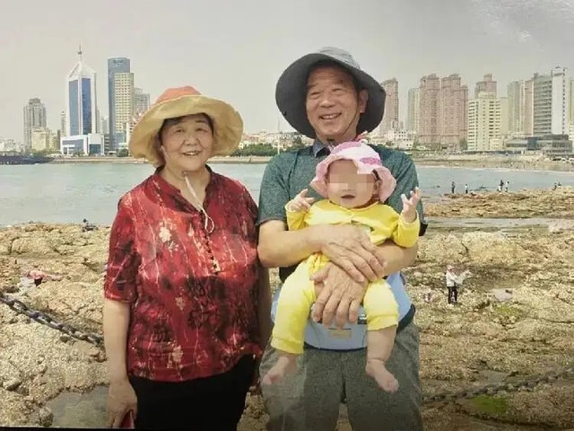 Người mẹ 67 tuổi sinh con nay phải nằm liệt giường, chồng 75 tuổi nu&ocirc;i gia đ&igrave;nh - Ảnh 2.