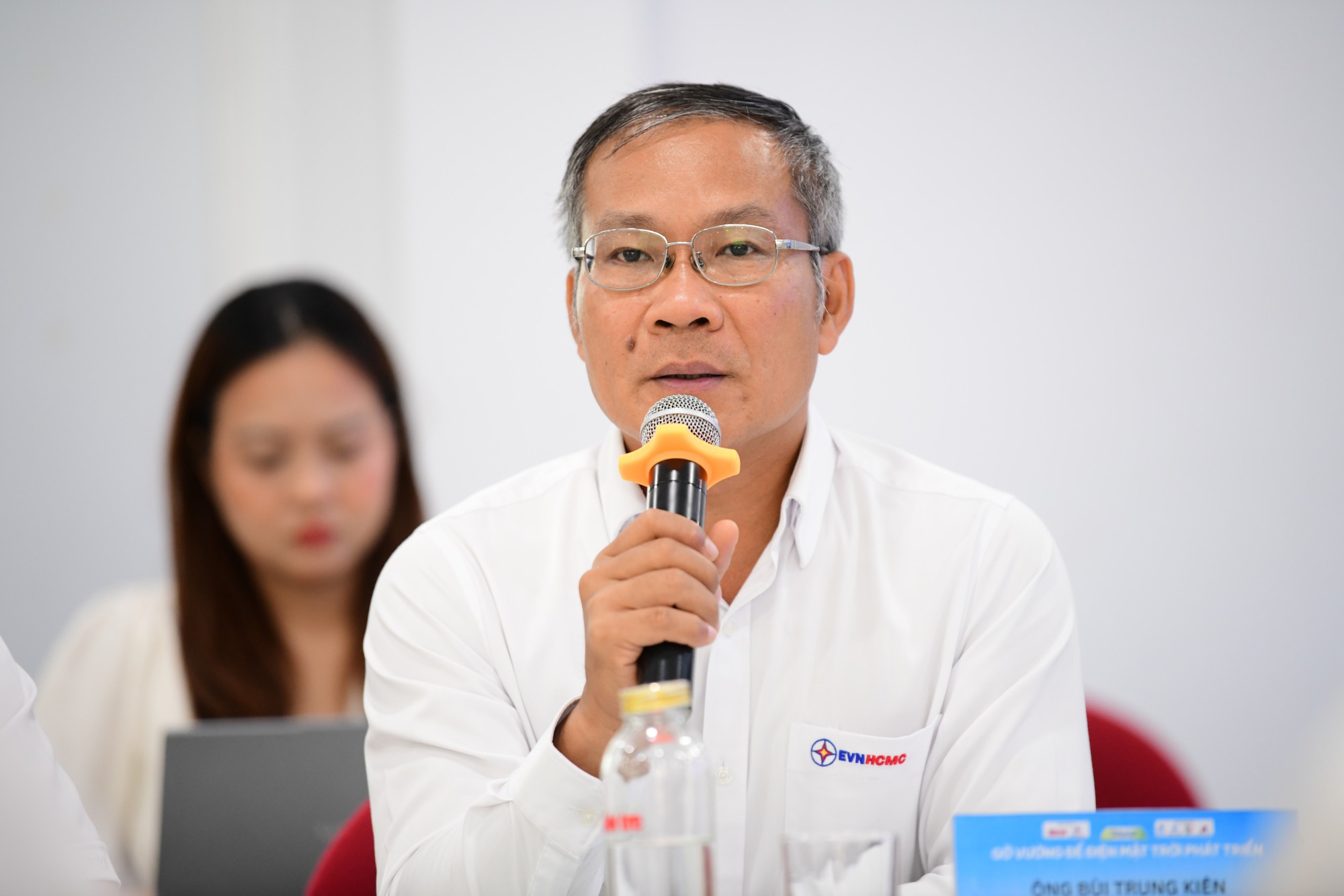 Lắp điện mặt trời mái nhà: Tiết kiệm tiền điện, sao vẫn ít người làm? - Ảnh 1.