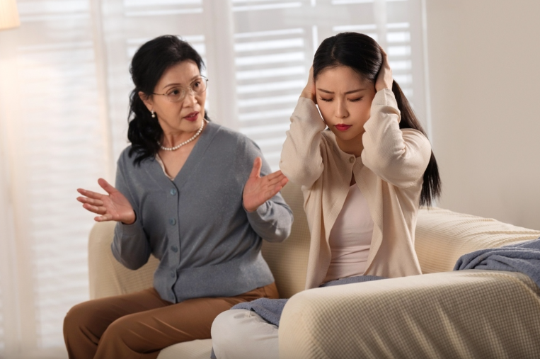 Chồng v&agrave; mẹ chồng thường xuy&ecirc;n n&oacute;i xấu t&ocirc;i: Biết chuyện, t&ocirc;i cao tay cho 2 mẹ con họ ngượng ch&iacute;n mặt- Ảnh 1.