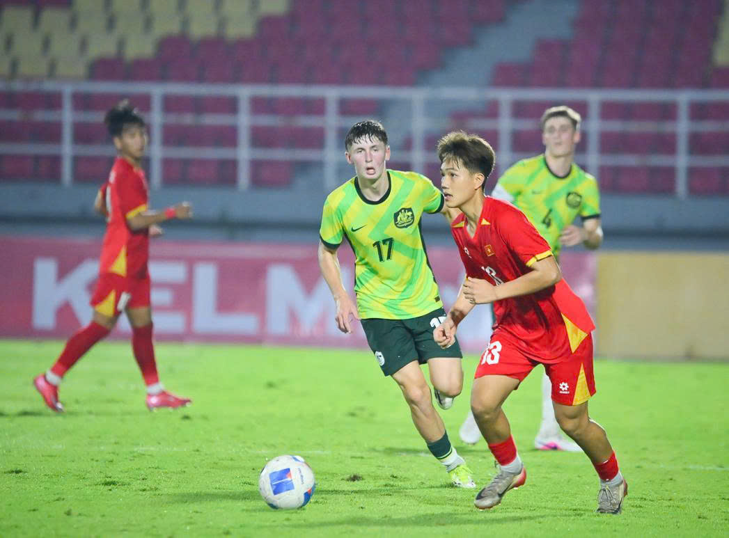 Ngạc nhi&ecirc;n đến th&uacute; vị với U17 Việt Nam - Ảnh 2.