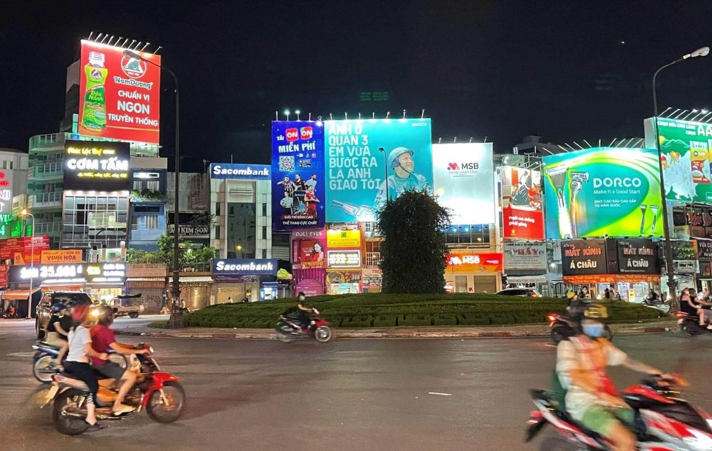 To&agrave;n d&acirc;n tiết kiệm điện: Bộ C&ocirc;ng Thương y&ecirc;u cầu tắt bớt biển quảng c&aacute;o, DN sản xuất lớn phải bố tr&iacute; ca k&iacute;p tr&aacute;nh giờ cao điểm - Ảnh 1.