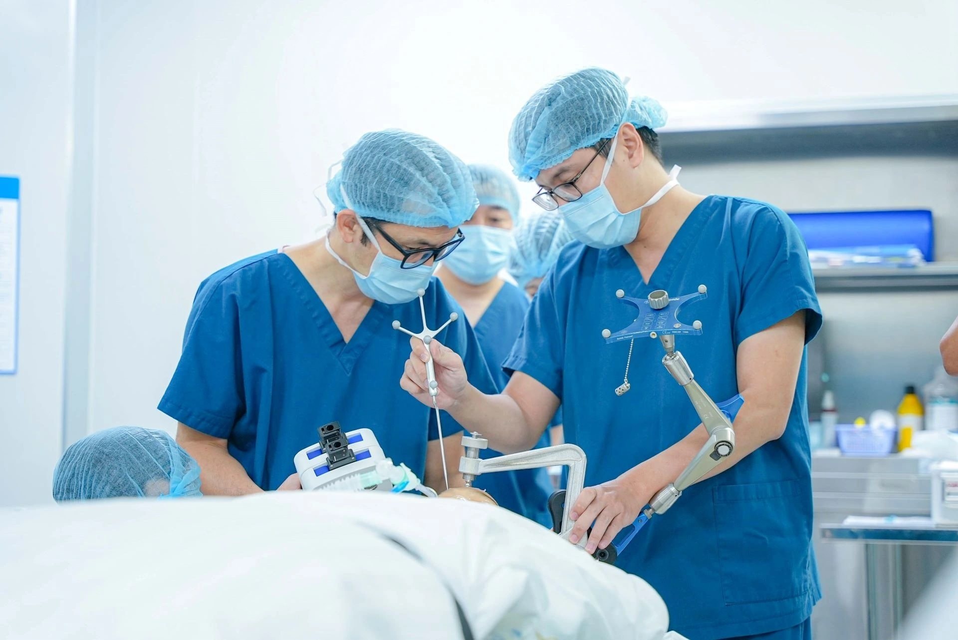 Trước khi th&agrave;nh lập VinSurgical, bệnh viện của tỷ ph&uacute; Phạm Nhật Vượng đ&atilde; nhập từ Mỹ những si&ecirc;u robot phẫu thuật n&agrave;o? C&oacute; loại lần đầu xuất hiện tại Việt Nam - Ảnh 5.