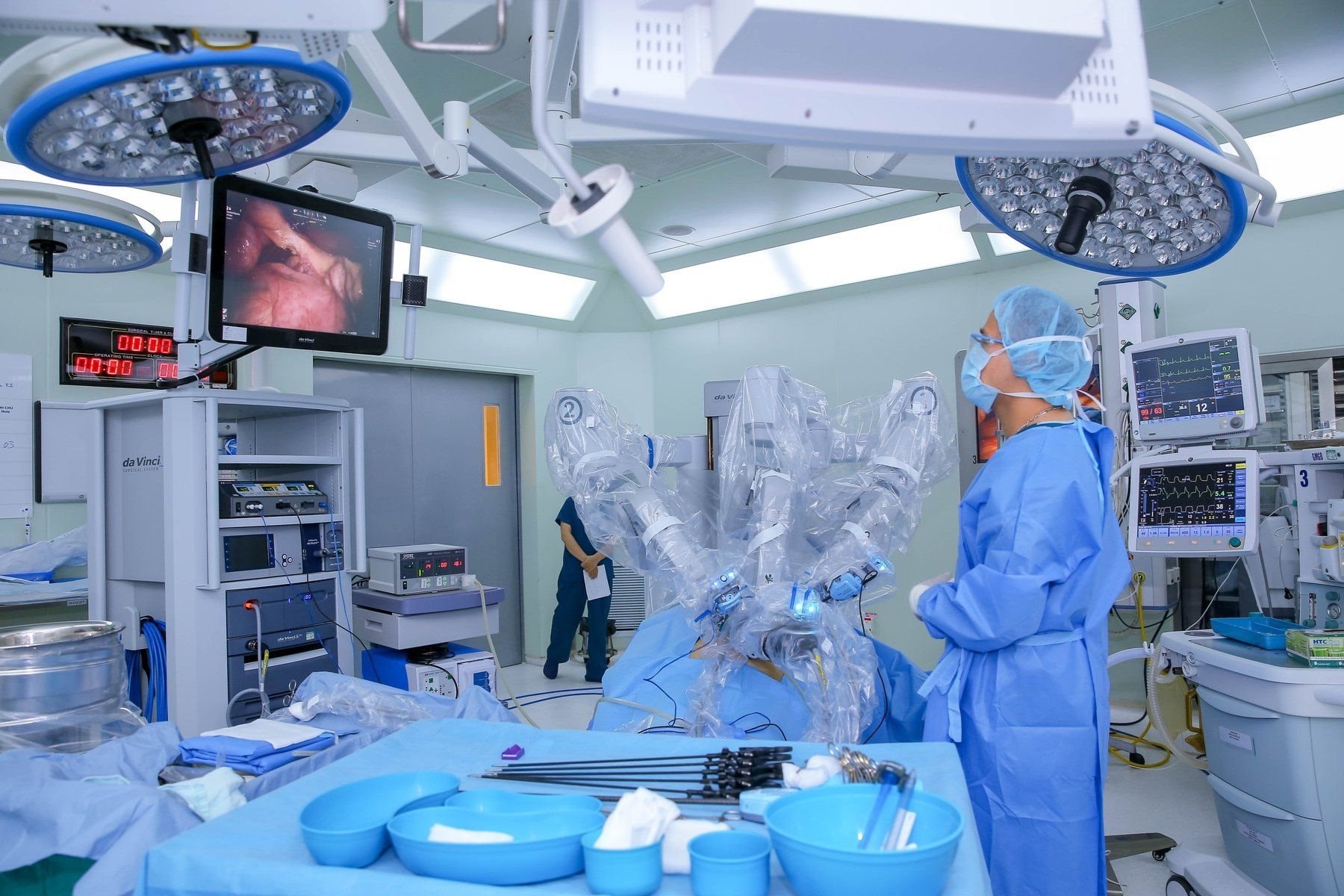 Trước khi th&agrave;nh lập VinSurgical, bệnh viện của tỷ ph&uacute; Phạm Nhật Vượng đ&atilde; nhập từ Mỹ những si&ecirc;u robot phẫu thuật n&agrave;o? C&oacute; loại lần đầu xuất hiện tại Việt Nam - Ảnh 3.