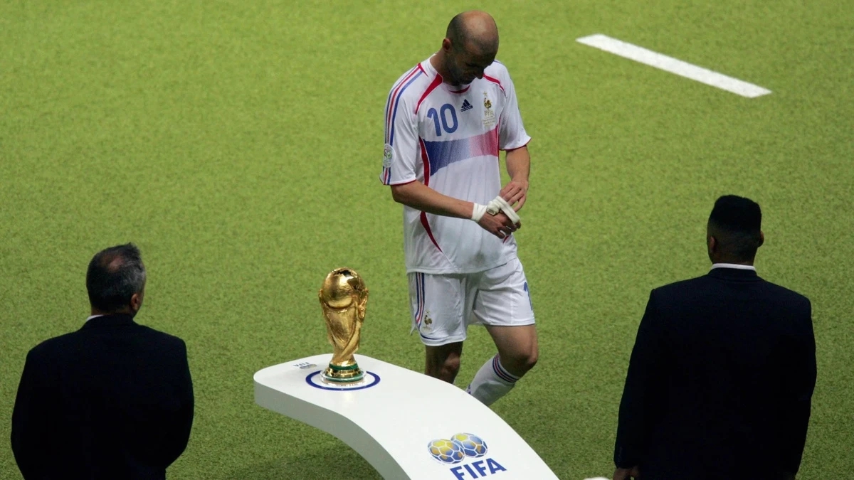 7 tấm thẻ đỏ tranh cãi nhất lịch sử World Cup: Từ nỗi đau Zidane đến cái nháy mắt "quỷ quyệt" của Ronaldo - Ảnh 2. 7 tấm thẻ đỏ tranh cãi nhất lịch sử World Cup: Từ nỗi đau Zidane đến cái nháy mắt "quỷ quyệt" của Ronaldo - Ảnh 2.