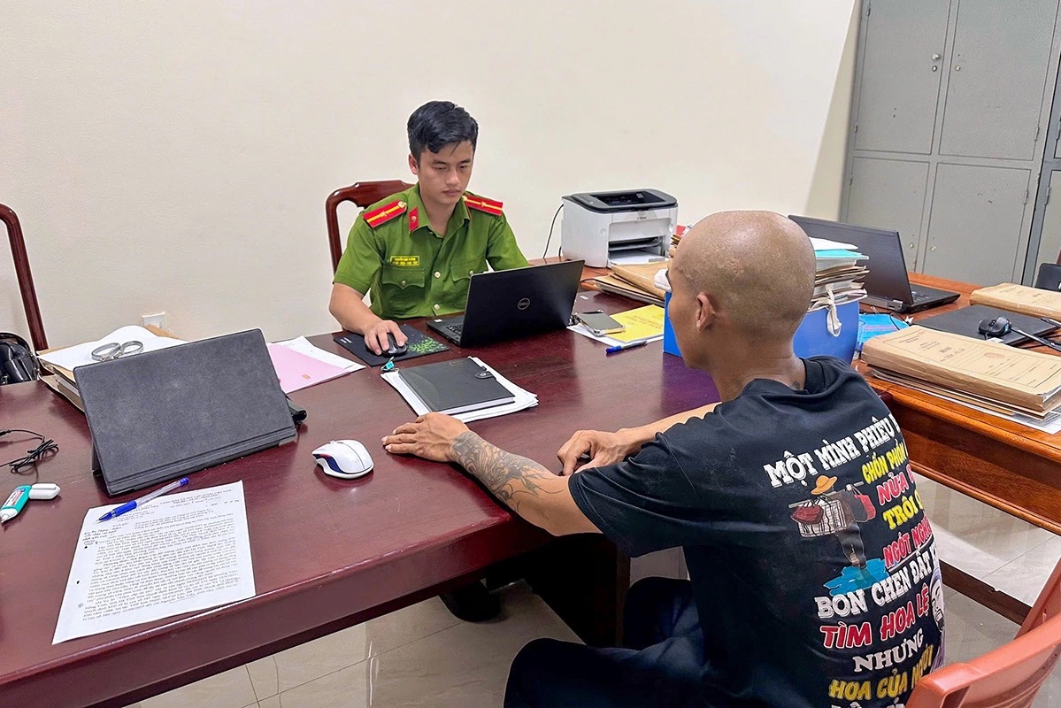 Danh tính người đàn ông livestream dọa đánh mẹ, chửi bới - Ảnh 1.