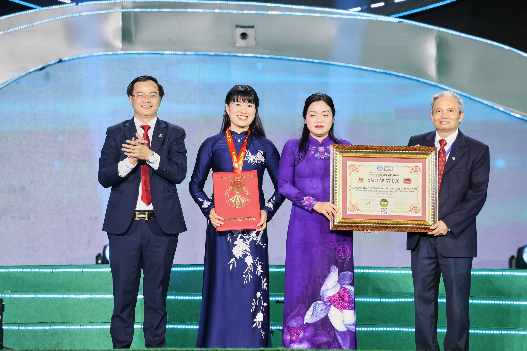 D&agrave;n ca sĩ h&agrave;ng đầu Việt Nam đổ bộ về Th&aacute;i Nguy&ecirc;n, th&ecirc;m 1 kỷ lục Việt Nam ch&iacute;nh thức được x&aacute;c lập - Ảnh 7.