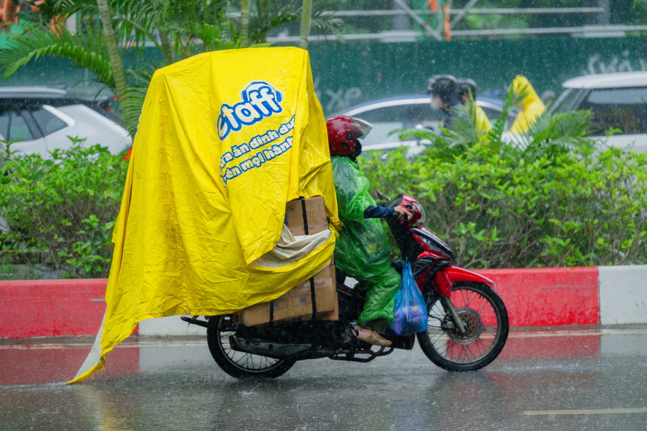 Hà Nội đang nắng gắt bỗng tối sầm, mưa như trút nước giữa trưa khiến người đi đường không kịp trở tay- Ảnh 13. Hà Nội đang nắng gắt bỗng tối sầm, mưa như trút nước giữa trưa khiến người đi đường không kịp trở tay- Ảnh 13.