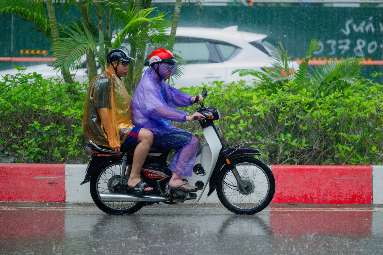 Hà Nội đang nắng gắt bỗng tối sầm, mưa như trút nước giữa trưa khiến người đi đường không kịp trở tay- Ảnh 14. Hà Nội đang nắng gắt bỗng tối sầm, mưa như trút nước giữa trưa khiến người đi đường không kịp trở tay- Ảnh 14.