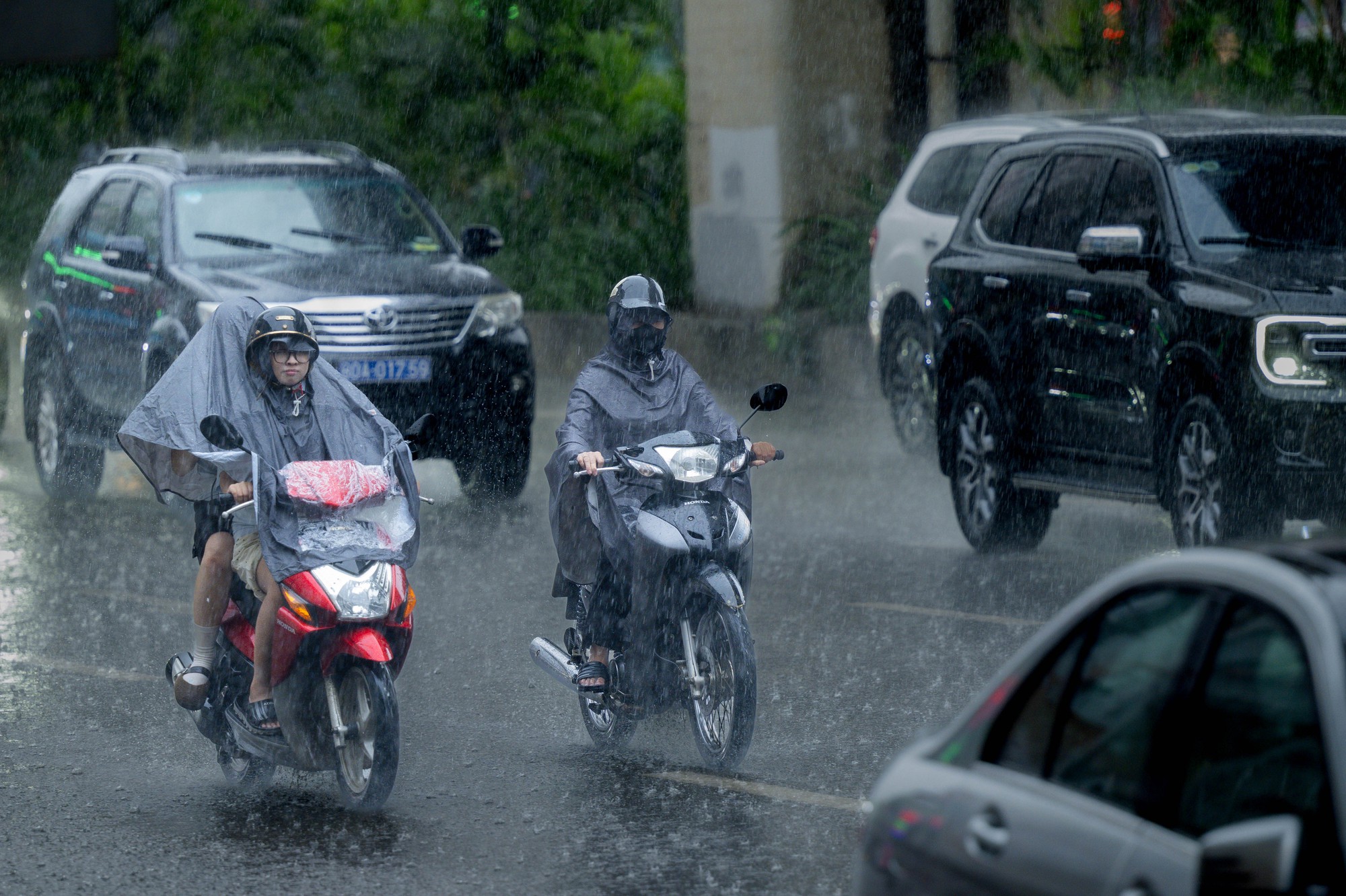 Hà Nội đang nắng gắt bỗng tối sầm, mưa như trút nước giữa trưa khiến người đi đường không kịp trở tay- Ảnh 6. Hà Nội đang nắng gắt bỗng tối sầm, mưa như trút nước giữa trưa khiến người đi đường không kịp trở tay- Ảnh 6.