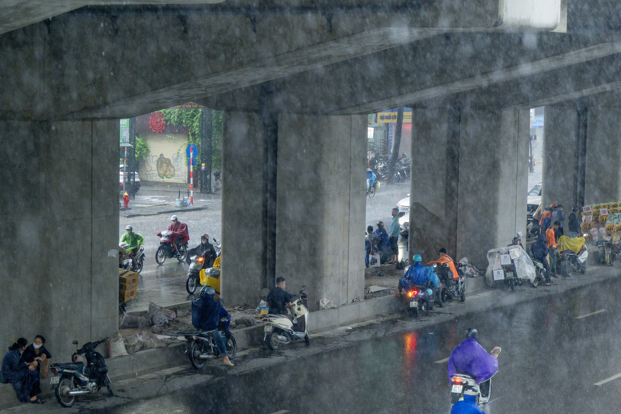 Hà Nội đang nắng gắt bỗng tối sầm, mưa như trút nước giữa trưa khiến người đi đường không kịp trở tay- Ảnh 7. Hà Nội đang nắng gắt bỗng tối sầm, mưa như trút nước giữa trưa khiến người đi đường không kịp trở tay- Ảnh 7.