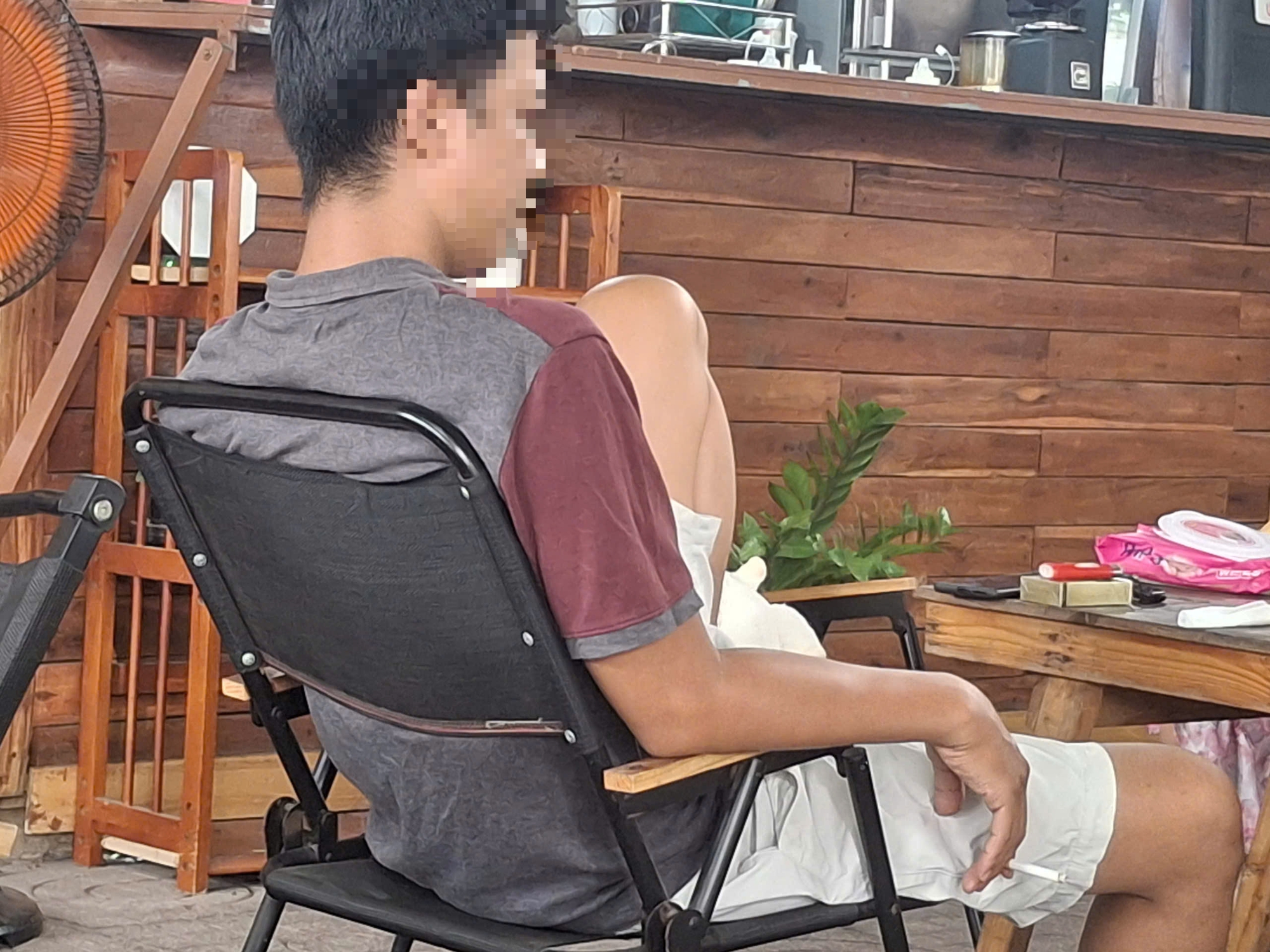 Xử phạt h&uacute;t thuốc l&aacute; nơi c&ocirc;ng cộng, ai l&agrave; người phạt? - Ảnh 1.