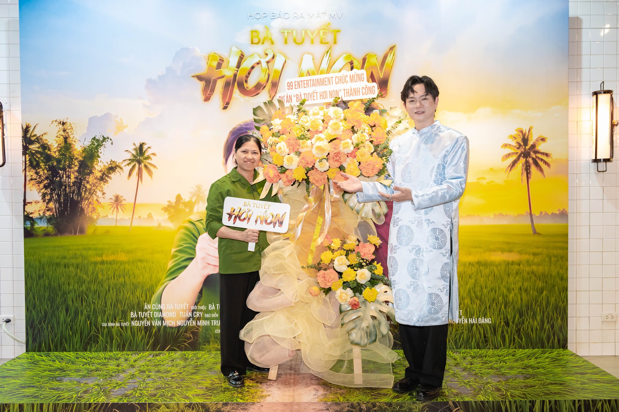 Bà Tuyết Diamond lần đầu làm ca sĩ, bắt tay Tuấn Cry ra MV- Ảnh 1.