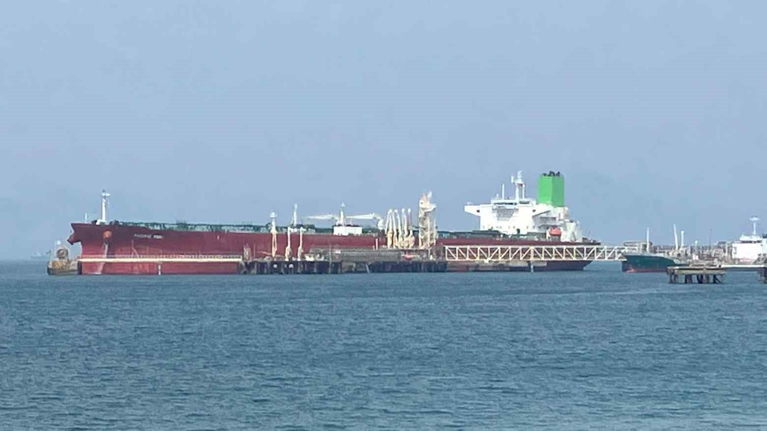 Dầu Mỹ qu&aacute; đắt, nền kinh tế 4.500 tỷ USD 'quay lại' với dầu Trung Đ&ocirc;ng nhưng chọn c&aacute;ch vận chuyển 'độc lạ' chưa từng thấy - Ảnh 1.