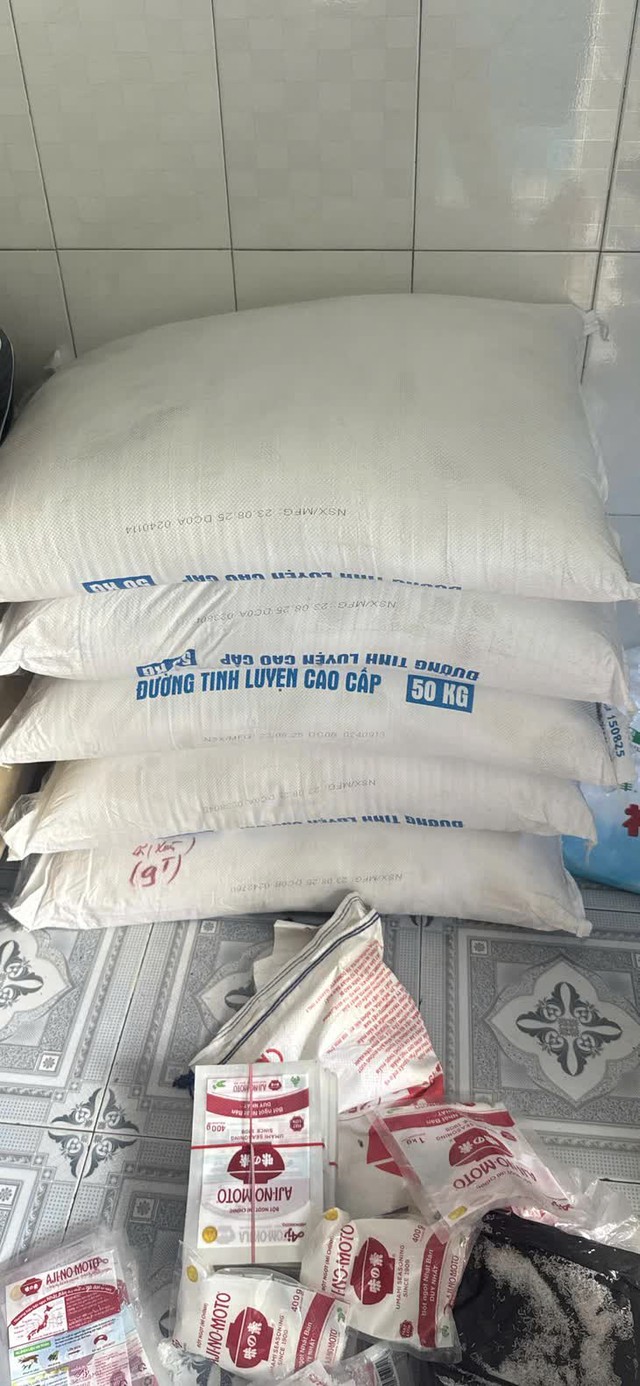 Đột k&iacute;ch một kho h&agrave;ng, c&ocirc;ng an ph&aacute;t hiện đường d&acirc;y sản xuất bột ngọt Ajinomoto giả, hơn 4 tấn đ&atilde; tuồn ra thị trường - Ảnh 5.