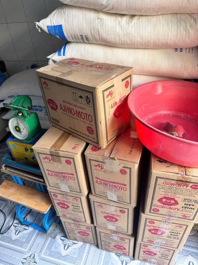 Đột k&iacute;ch một kho h&agrave;ng, c&ocirc;ng an ph&aacute;t hiện đường d&acirc;y sản xuất bột ngọt Ajinomoto giả, hơn 4 tấn đ&atilde; tuồn ra thị trường - Ảnh 4.