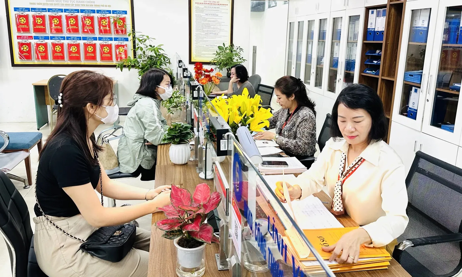 Ch&iacute;nh phủ tăng lương cơ sở l&ecirc;n 2 , 53 triệu đồng từ 1 / 7 / 2026 - Ảnh 1.