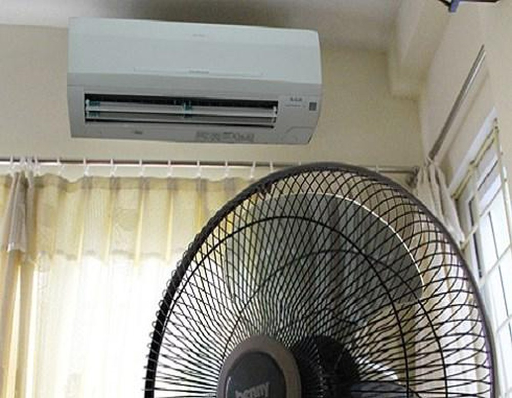 Cách bật quạt khi bật điều hòa để phòng mát nhanh, tiết kiệm điện - Ảnh 1.