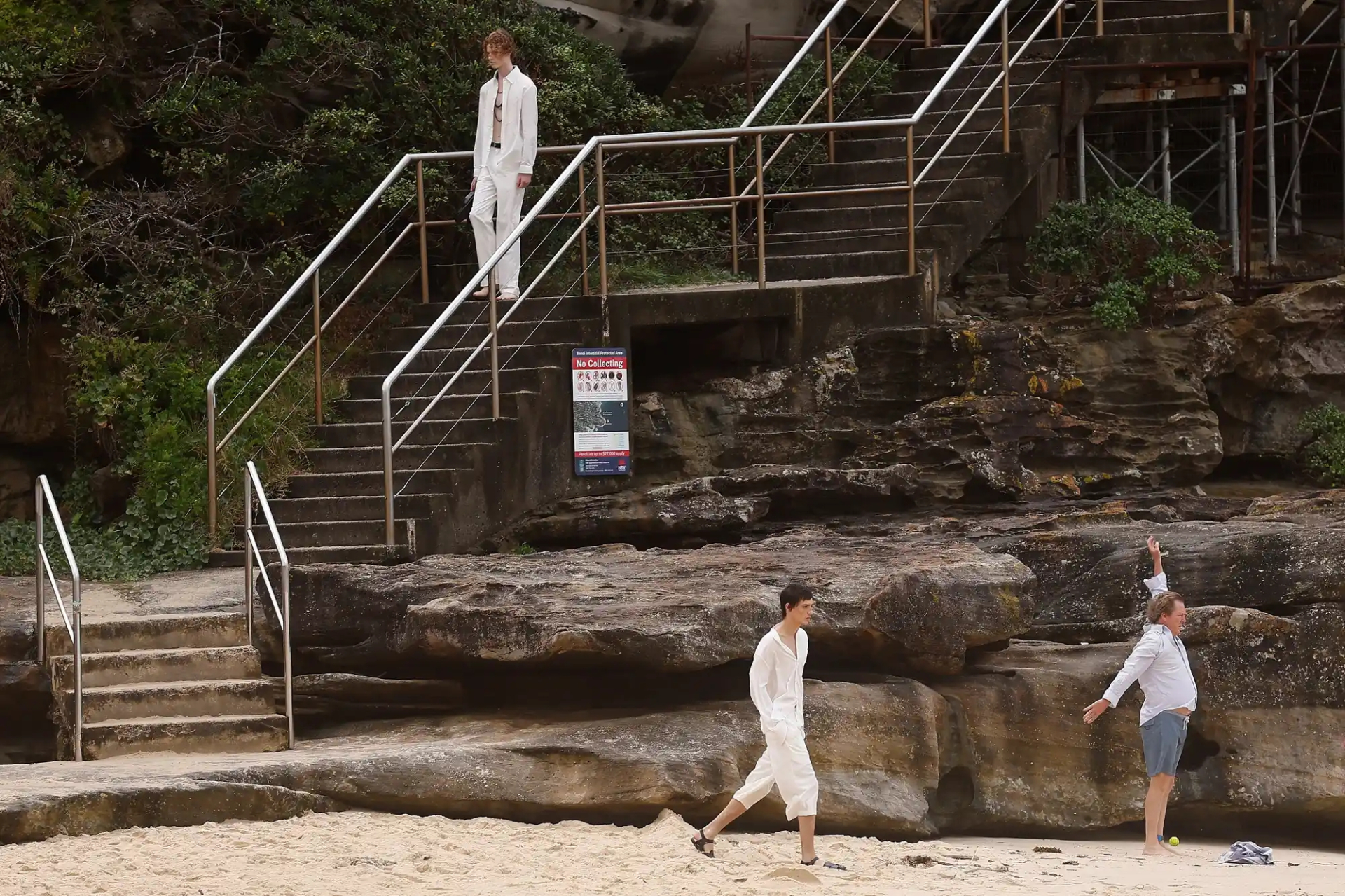 Người đ&agrave;n &ocirc;ng đi bơi v&ocirc; t&igrave;nh lạc v&agrave;o s&agrave;n catwalk - Ảnh 3.