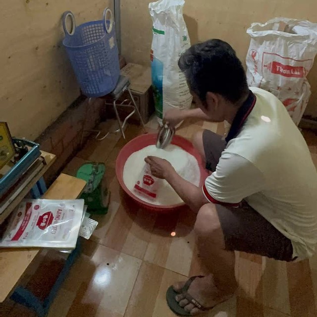 Đột k&iacute;ch một kho h&agrave;ng, c&ocirc;ng an ph&aacute;t hiện đường d&acirc;y sản xuất bột ngọt Ajinomoto giả, hơn 4 tấn đ&atilde; tuồn ra thị trường - Ảnh 1.