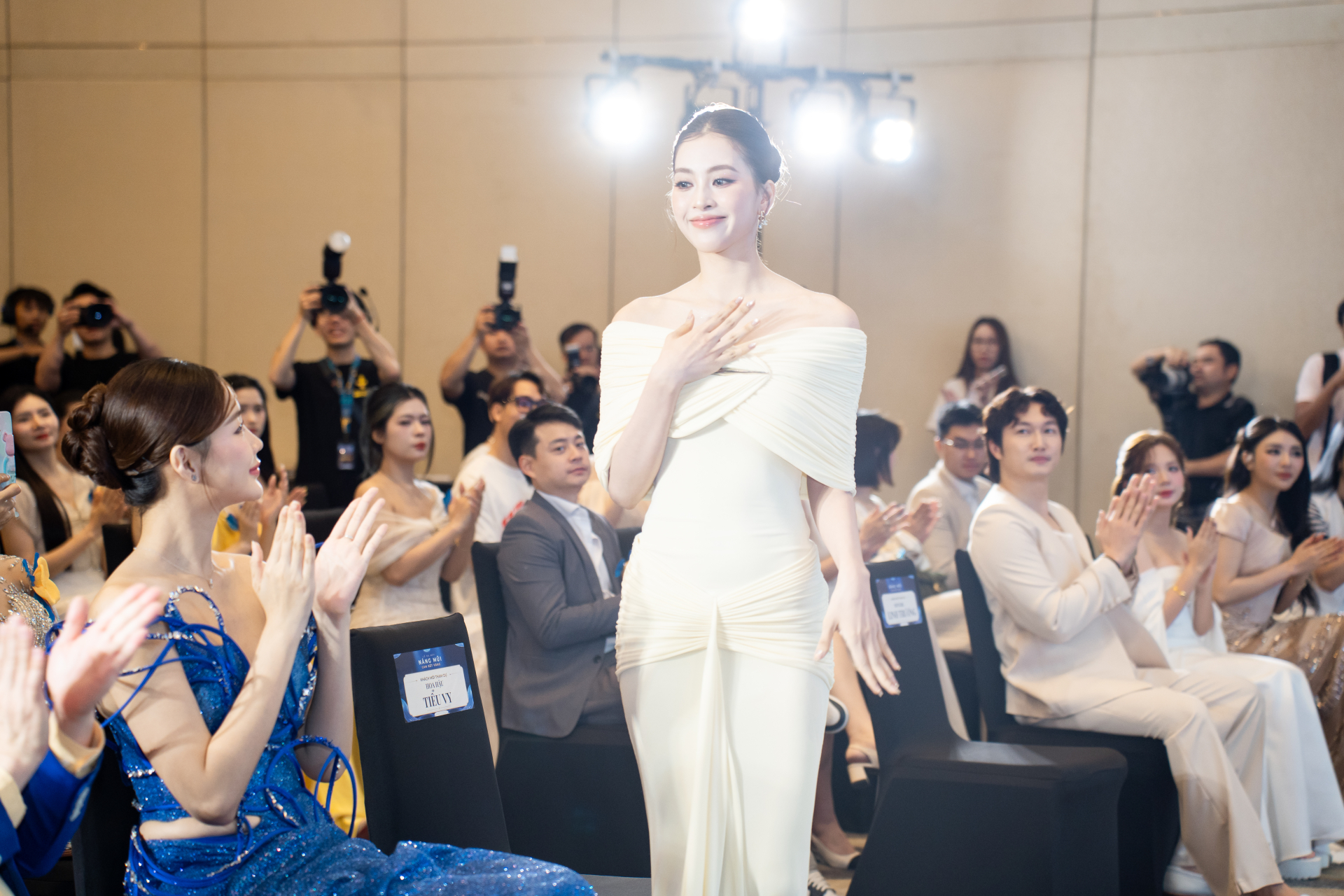 Tiểu Vy, Bảo Ngọc đọ sắc tại sự kiện: Ai mới là nàng hậu sở hữu “tỷ lệ gương mặt vàng”? - Ảnh 4.