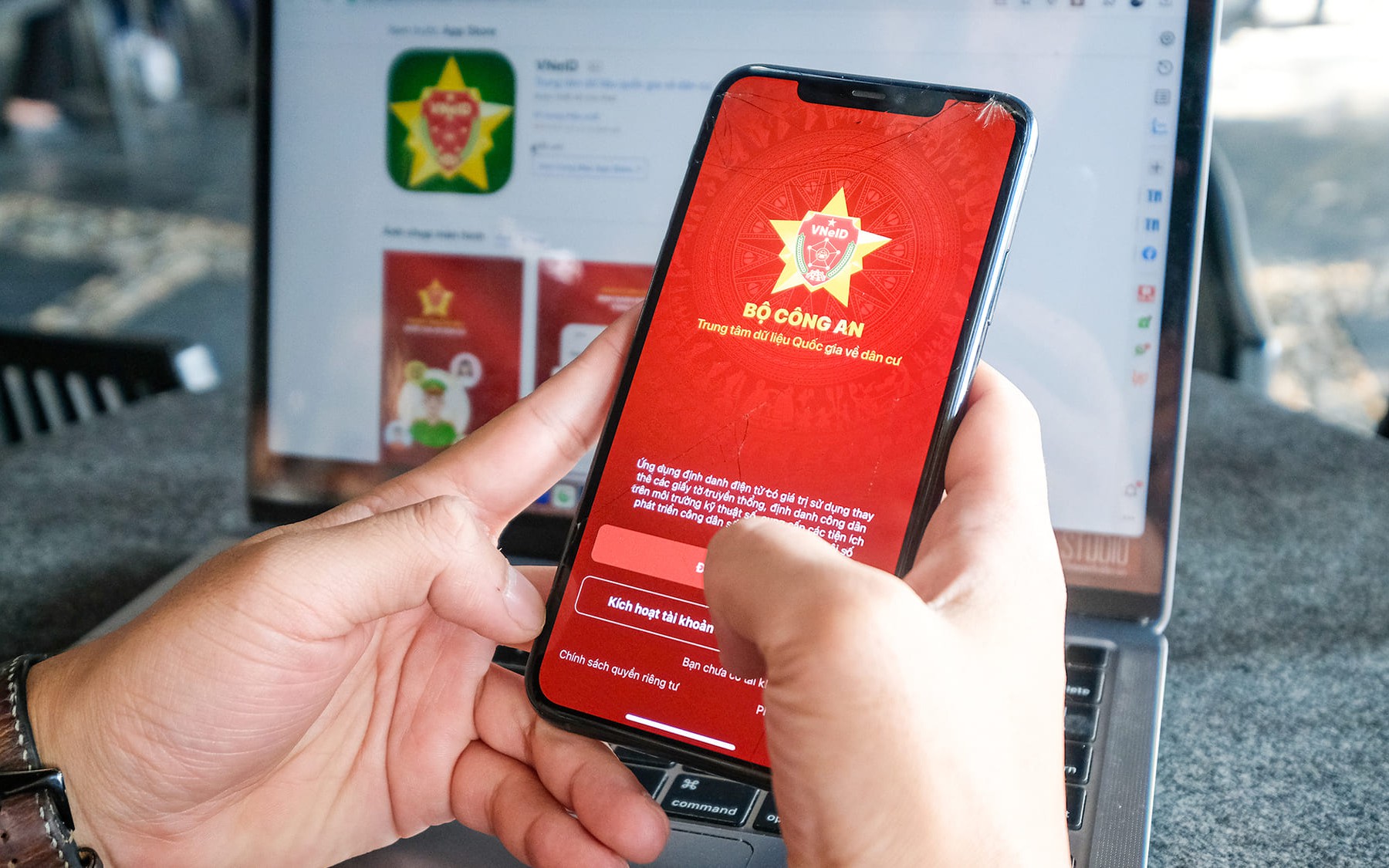 Thi h&agrave;nh lệnh bắt tạm giam c&ocirc; gi&aacute;o Vũ Thị Hương SN 1971 - Ảnh 2.