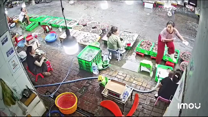 Hai đoạn clip liên quan trúng xổ số miền Nam khiến dân mạng phát “sốt” - Ảnh 2.