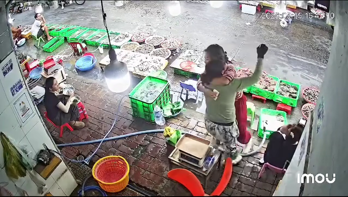 Hai đoạn clip liên quan trúng xổ số miền Nam khiến dân mạng phát “sốt” - Ảnh 3.