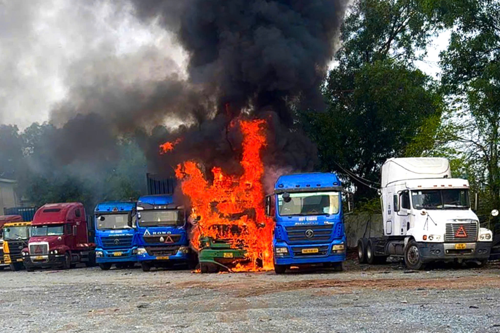 Điều tra nguy&ecirc;n nh&acirc;n vụ ch&aacute;y 3 xe đầu k&eacute;o tại TPHCM s&aacute;ng 17 - 5 - Ảnh 1.