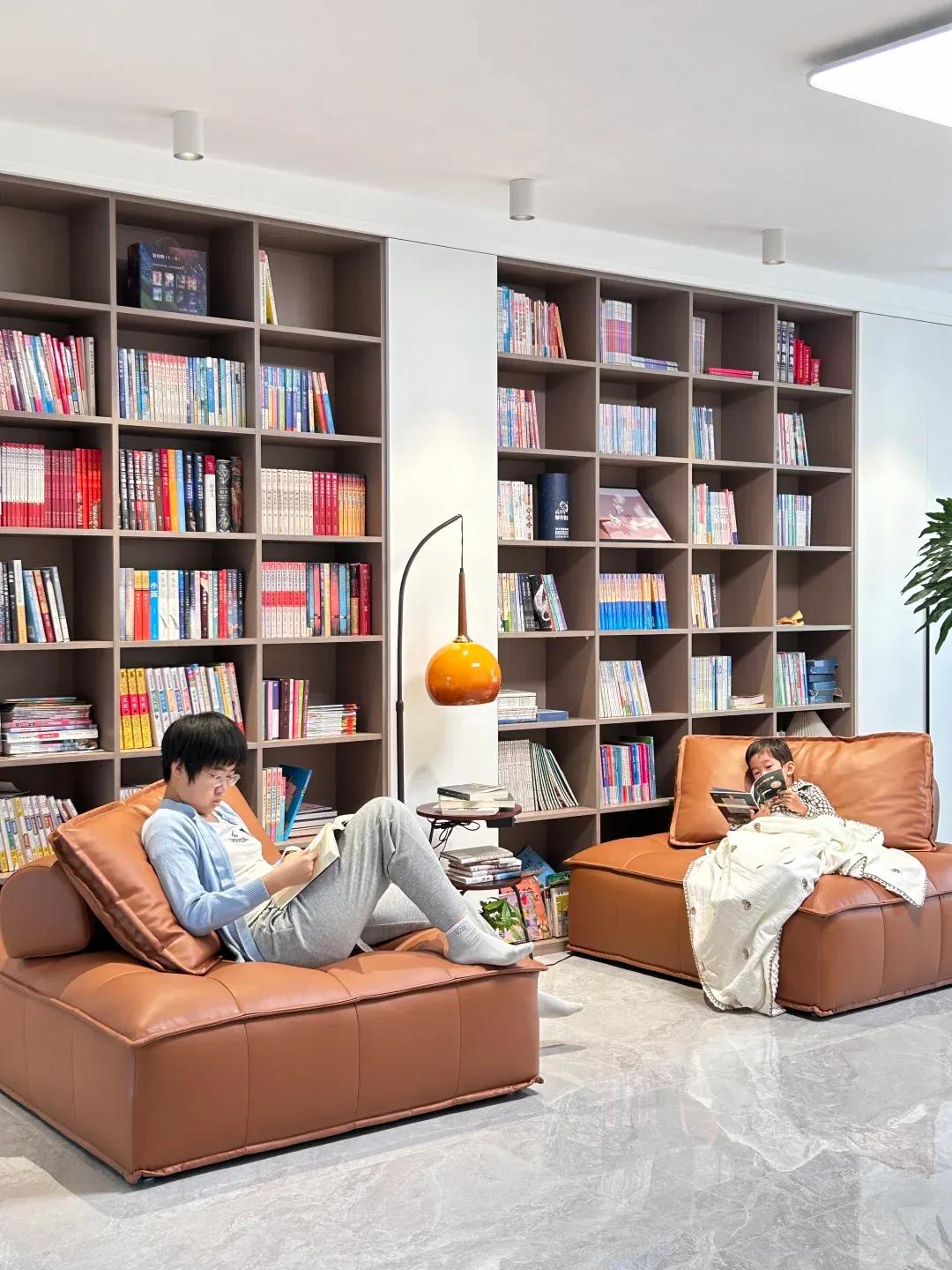 Không còn chuộng phòng khách kiểu cũ, phòng khách của người bạn này khiến nhiều người muốn “đập đi làm lại” vì quá tiện và đáng sống- Ảnh 1.