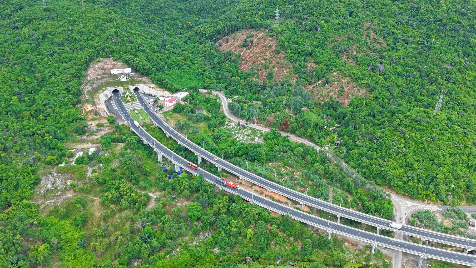 Kh&ocirc;ng sao ch&eacute;p hay phụ thuộc nước ngo&agrave;i, Việt Nam tạo kỳ t&iacute;ch ngay lần đầu tự x&acirc;y hầm xuy&ecirc;n n&uacute;i, gi&uacute;p r&uacute;t ngắn thời gian di chuyển qua cung đ&egrave;o hiểm trở- Ảnh 1.
