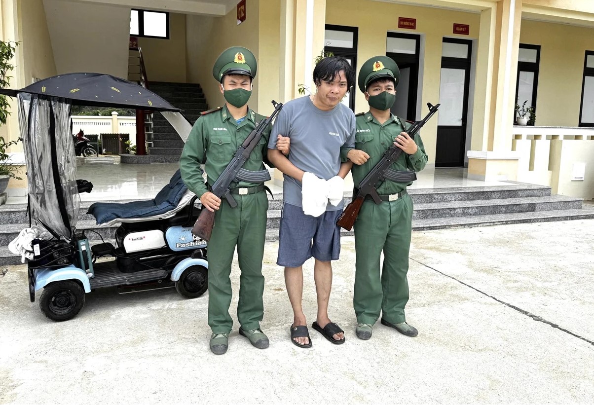 Bắt giữ đối tượng l&agrave;m tiền giả tại Quảng Ng&atilde;i với m&aacute;y in v&agrave; 424 tờ tiền giả - Ảnh 1.