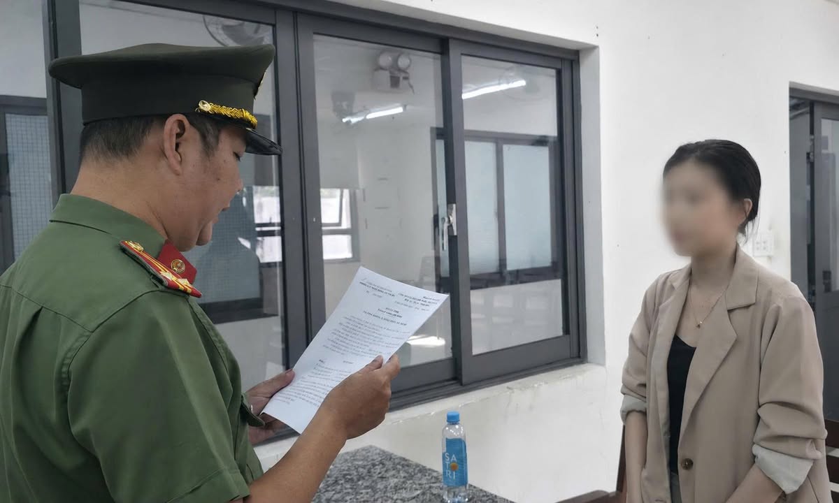 Công an TPHCM xử lý gian lận thi hộ Anh văn tại trường Đại học Văn Lang - Ảnh 1. Công an TPHCM xử lý gian lận thi hộ Anh văn tại trường Đại học Văn Lang - Ảnh 1.