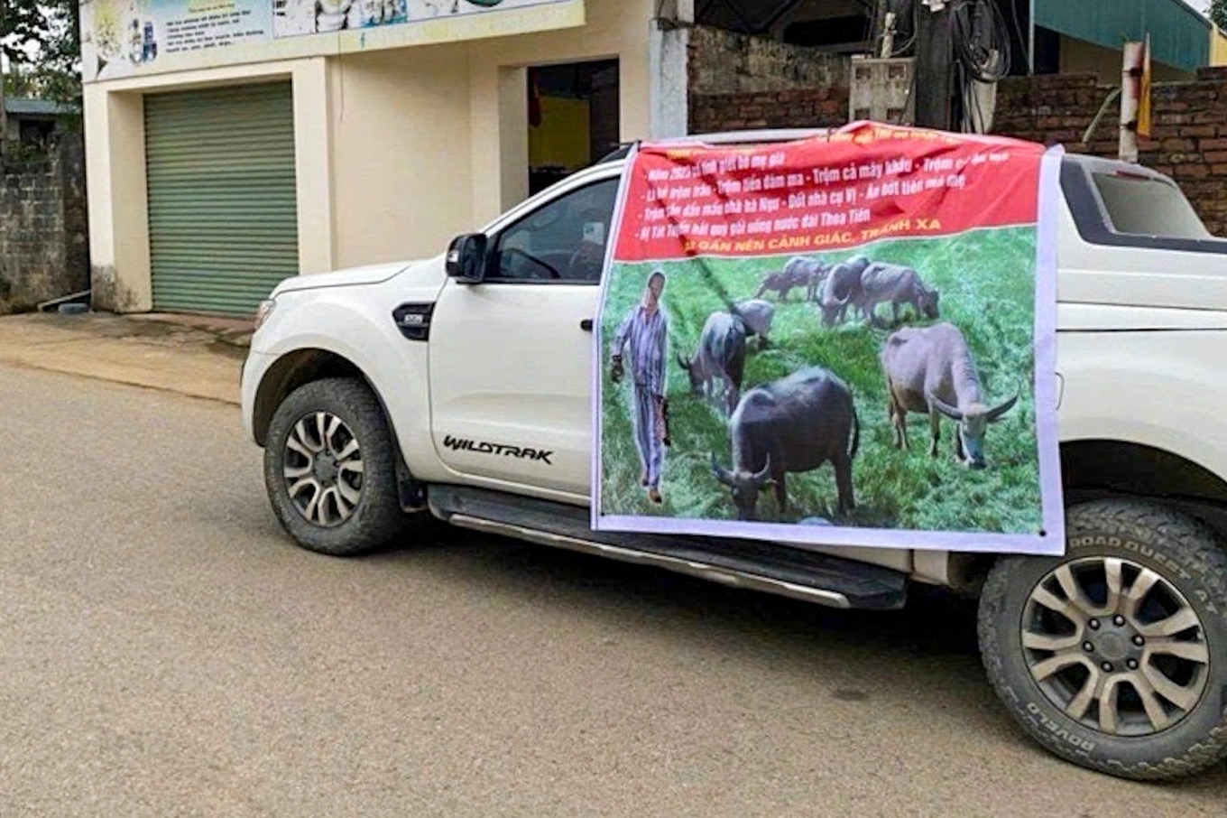 Em trai làm băng rôn bêu riếu anh khắp làng ở Hà Nội: Hé lộ nguồn cơn và cái kết - Ảnh 1.