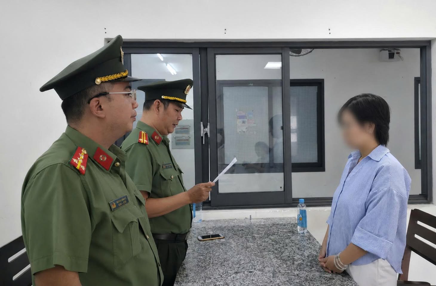 Công an TPHCM xử lý gian lận thi hộ Anh văn tại trường Đại học Văn Lang - Ảnh 2. Công an TPHCM xử lý gian lận thi hộ Anh văn tại trường Đại học Văn Lang - Ảnh 2.