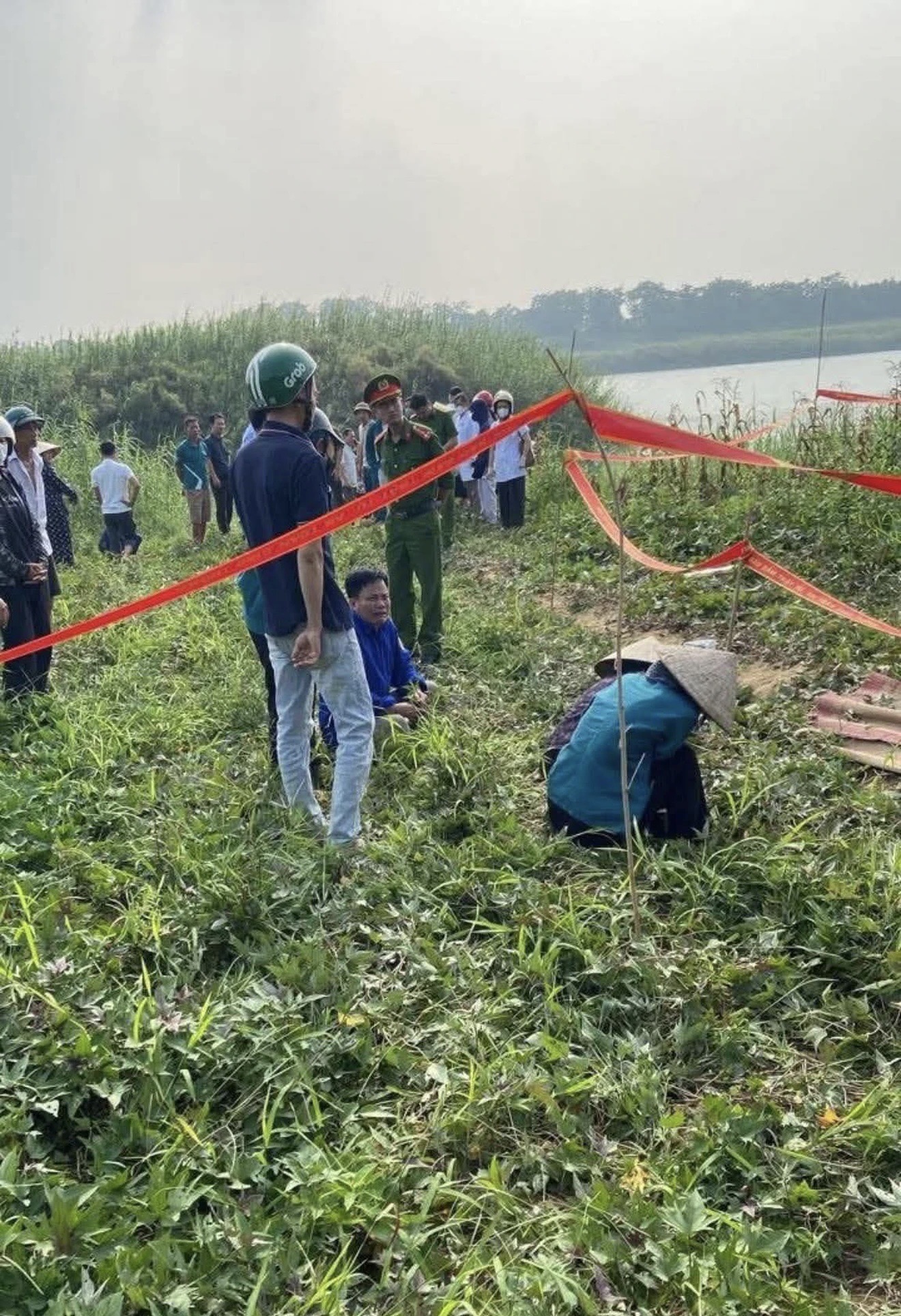 Vụ 5 học sinh đuối nước ở Phú Thọ: Đau xót cảnh người mẹ ngã quỵ bên sông  - Ảnh 1.