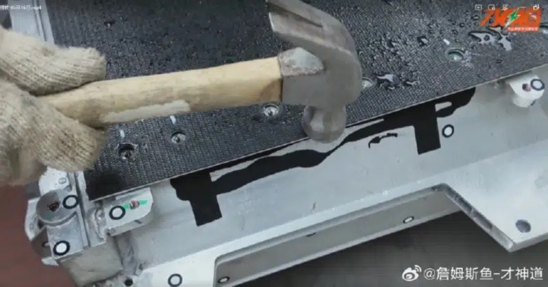 Blogger Trung Quốc dùng cưa, búa tháo dỡ pin BYD Blade thế hệ hai suốt 8 tiếng không gây cháy - Ảnh 6.