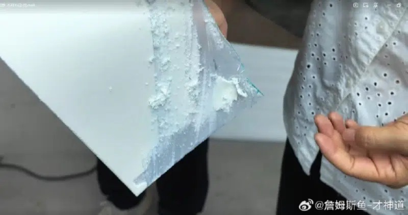 Blogger Trung Quốc dùng cưa, búa tháo dỡ pin BYD Blade thế hệ hai suốt 8 tiếng không gây cháy - Ảnh 10.