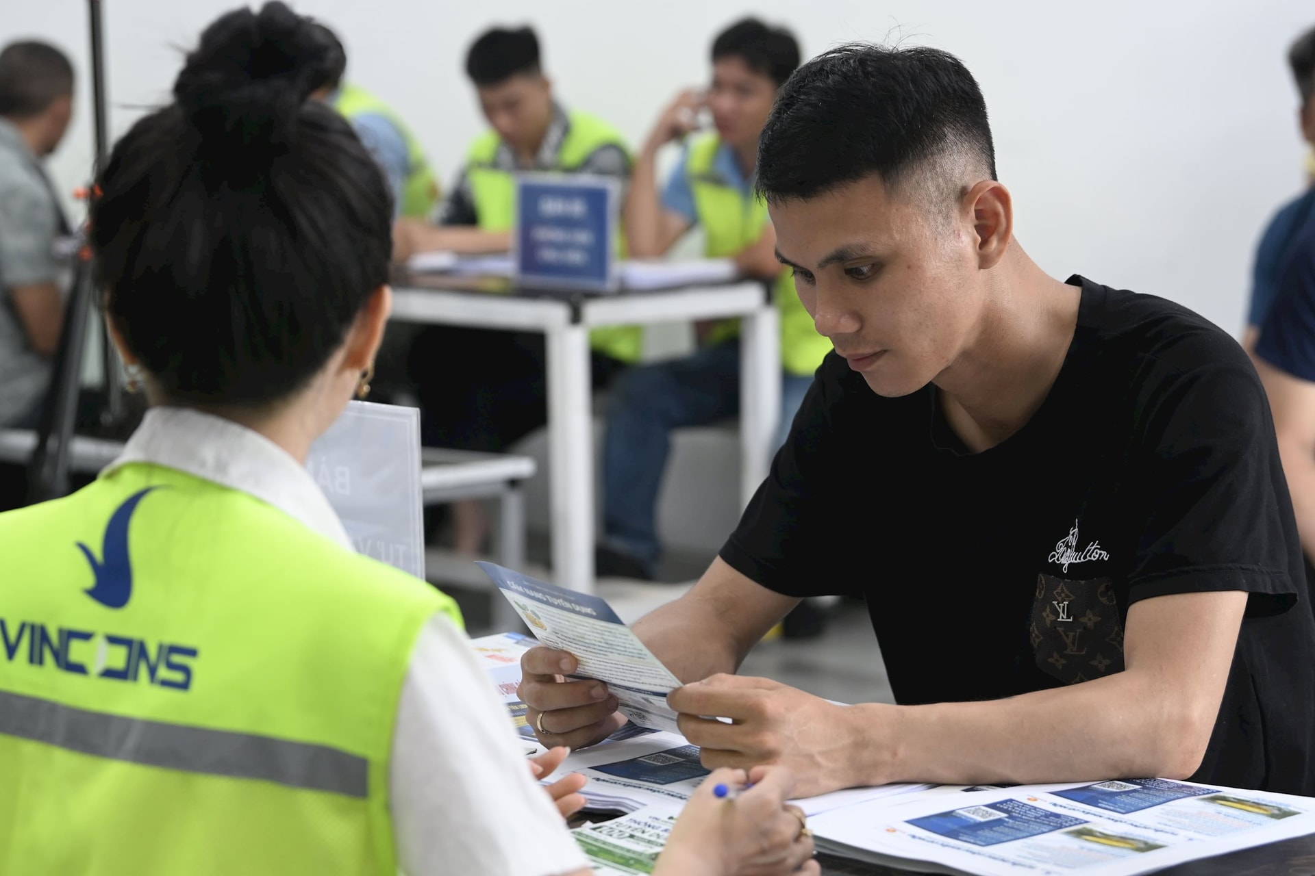 Chưa từng c&oacute;: Vingroup tuyển 20.000 lao động cho dự &aacute;n KĐT lớn nhất VN, người H&agrave; Nội phấn khởi nộp hồ sơ