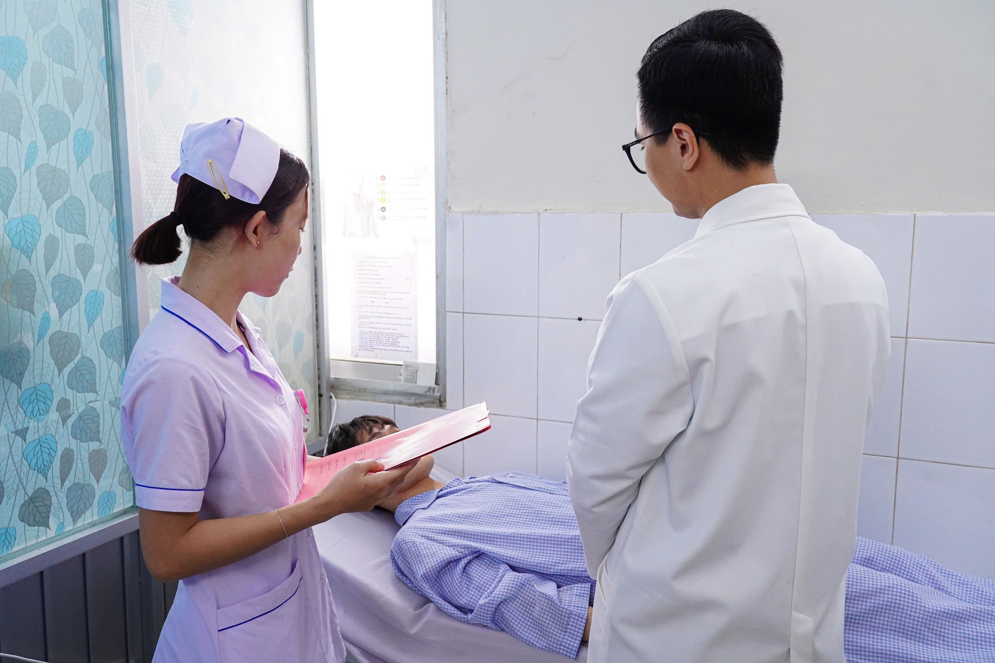 Nhiều nam giới tìm thuốc trôi nổi cải thiện “bản lĩnh” đàn ông thay vì tìm đến bác sĩ - Ảnh 1.