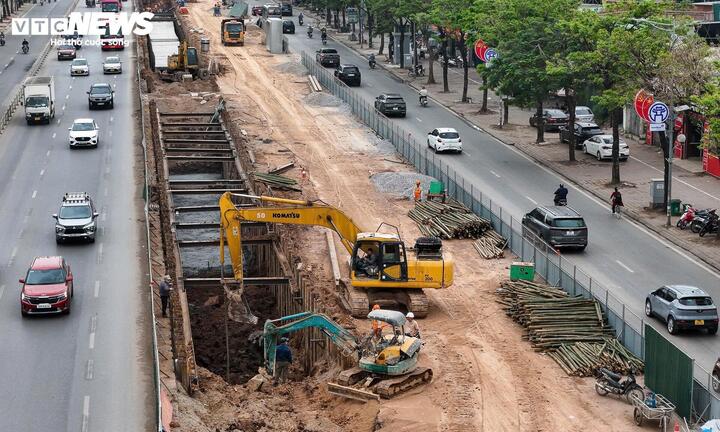 Nguyên nhân ngập úng trên đường phố Hà Nội dù mưa không lớn vào năm 2026 - Ảnh 2.